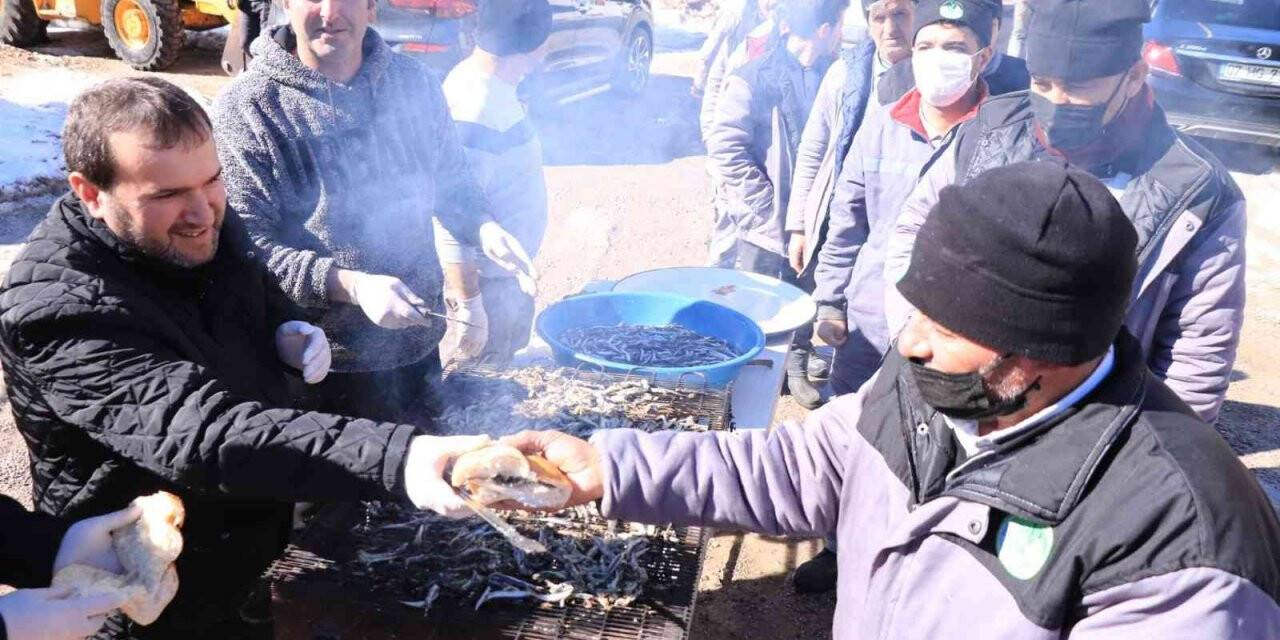 Başkandan karla mücadele eden işçilerine balık ziyafeti