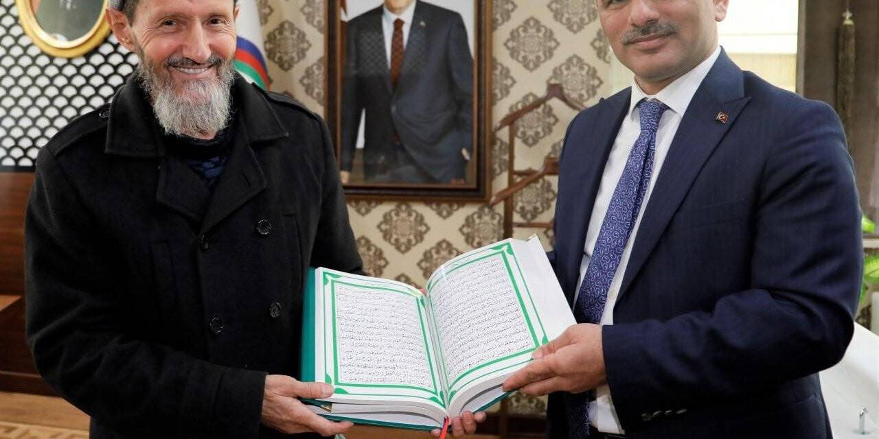 Cumhurbaşkanı Erdoğan için el yazması Kur’an-ı Kerim yazdı