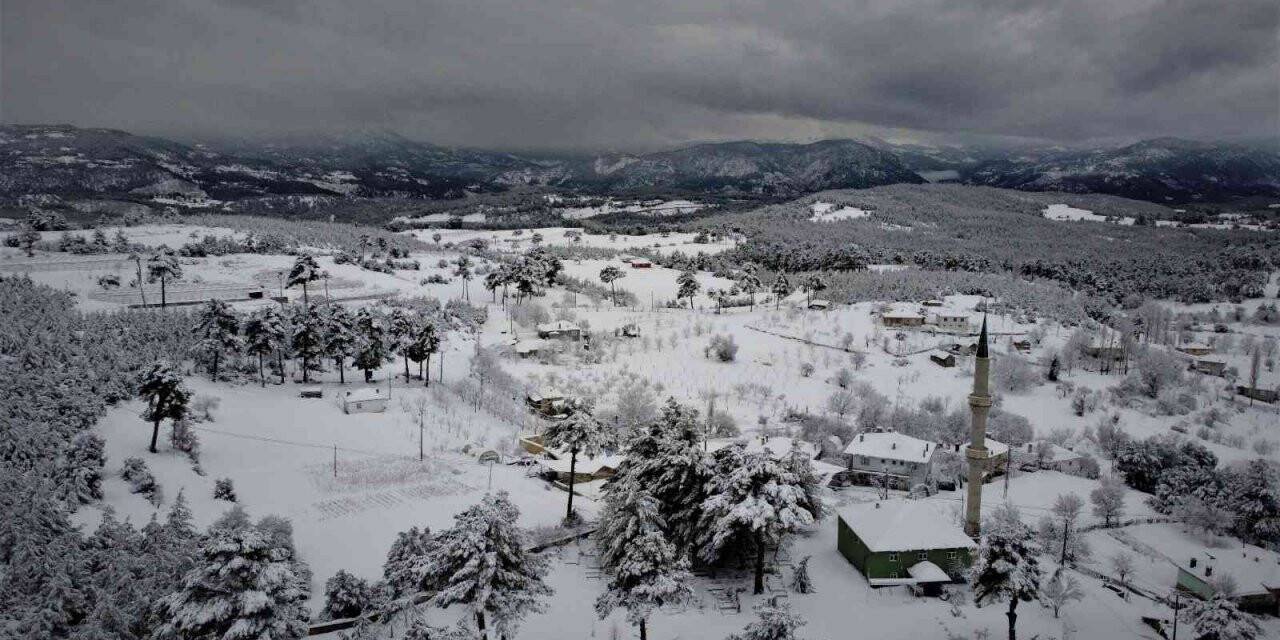 Beyaz örtüyle kaplanan köy doğal güzelliğiyle hayran bıraktı