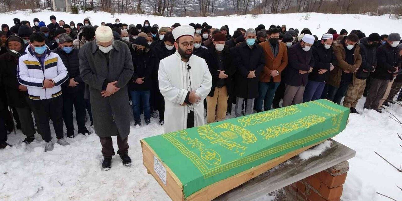 Evlerinde yanarak ölen iki bebek tek tabutla toprağa verildi