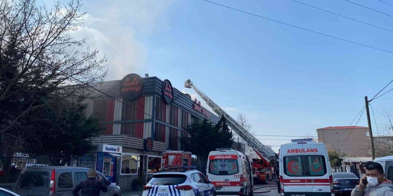 Sancaktepe’de bulunan bir iş yerinde yangın çıktı. Olay yerine çok sayıda itfaiye ekibi sevk edildi.