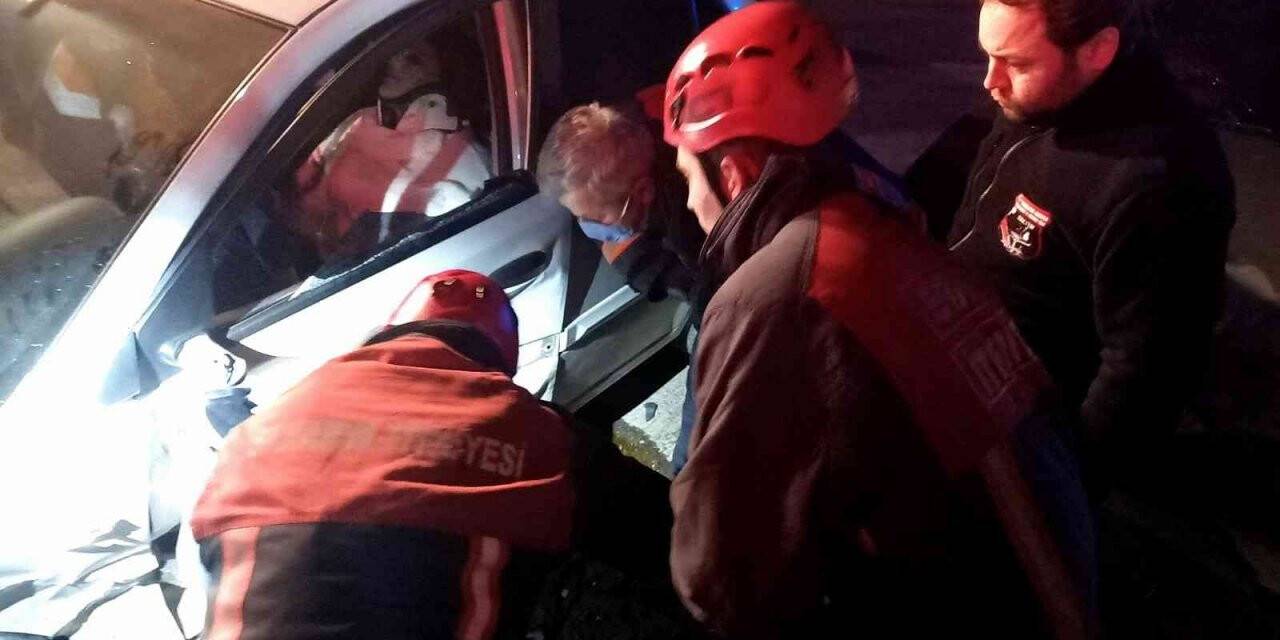 Sakarya’da iki otomobil çarpıştı: 6 yaralı