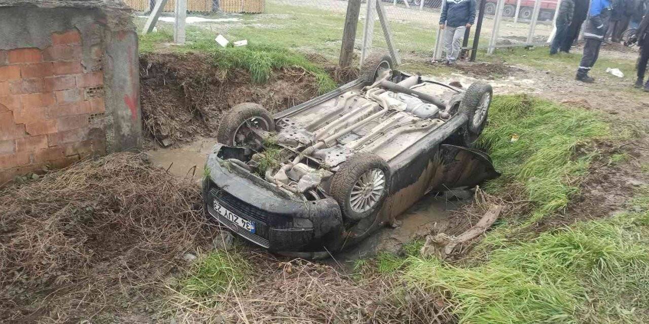 Otomobil kanala uçtu, 2 kişi yaralandı