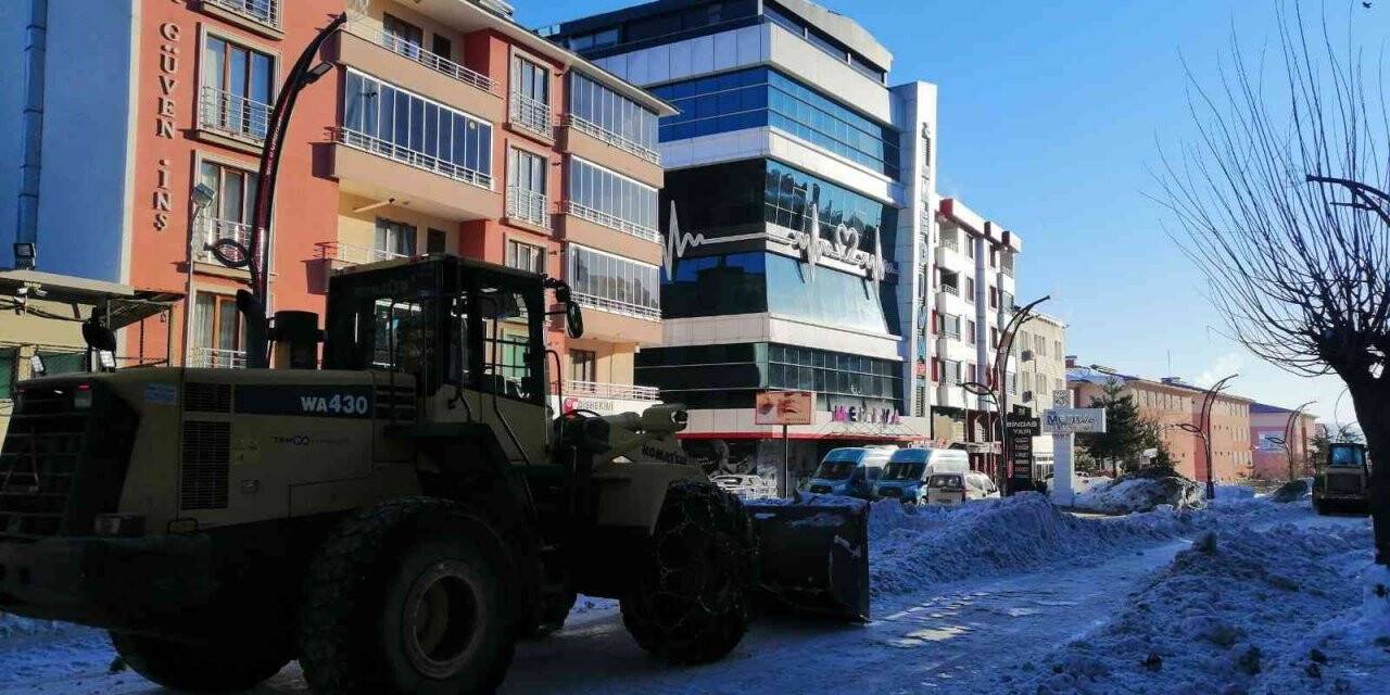 Bingöl’de karla mücadele sürüyor