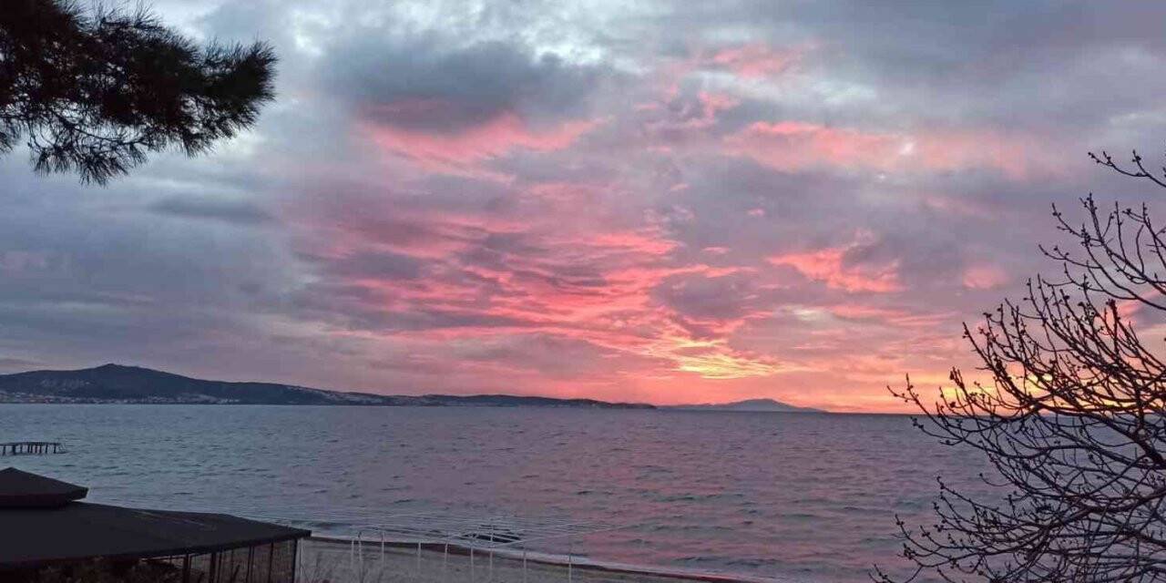 Burhaniye sahilinde gün batımı böyle görüntülendi