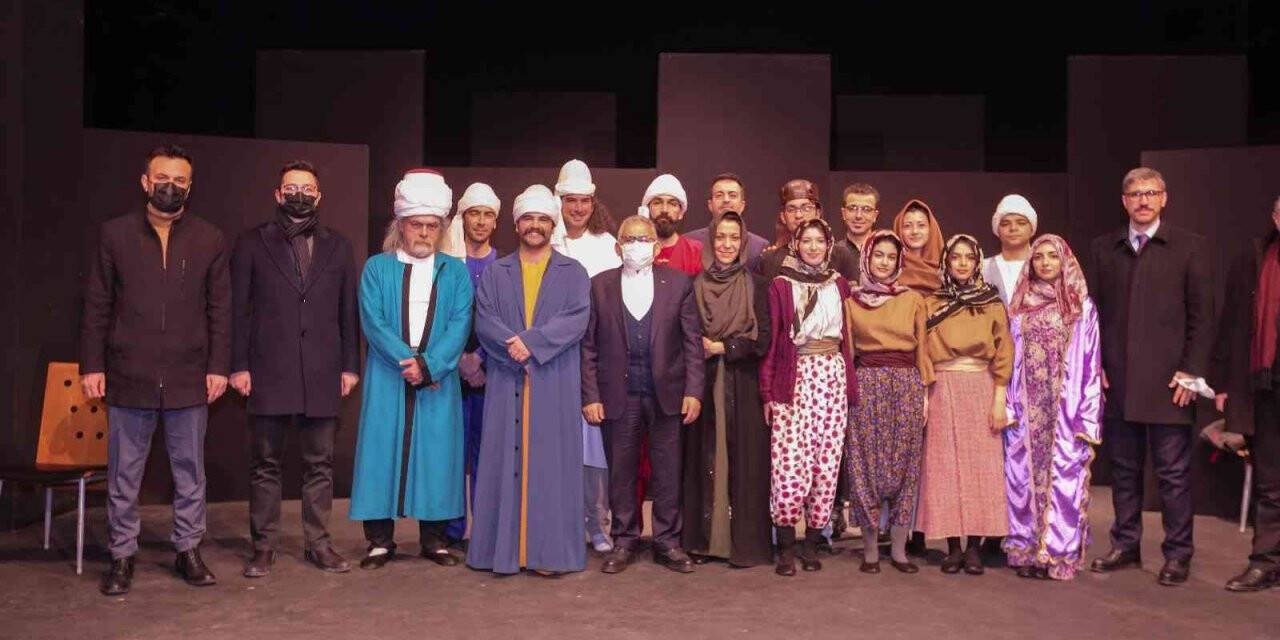 Başkan Büyükkılıç, “Yunus Emre” adlı tiyatro oyununu izledi