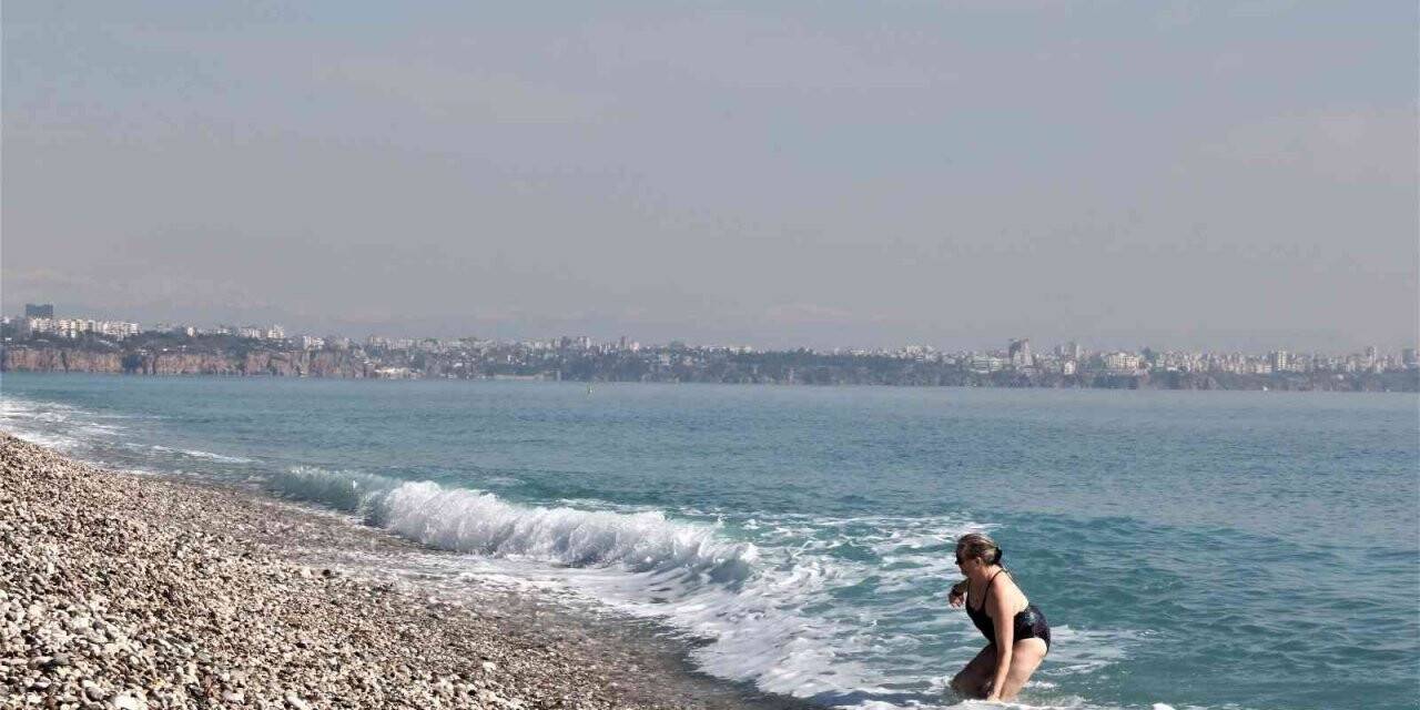 Yurt genelinde soğuk hava etkili olurken, Antalya’da deniz keyfi