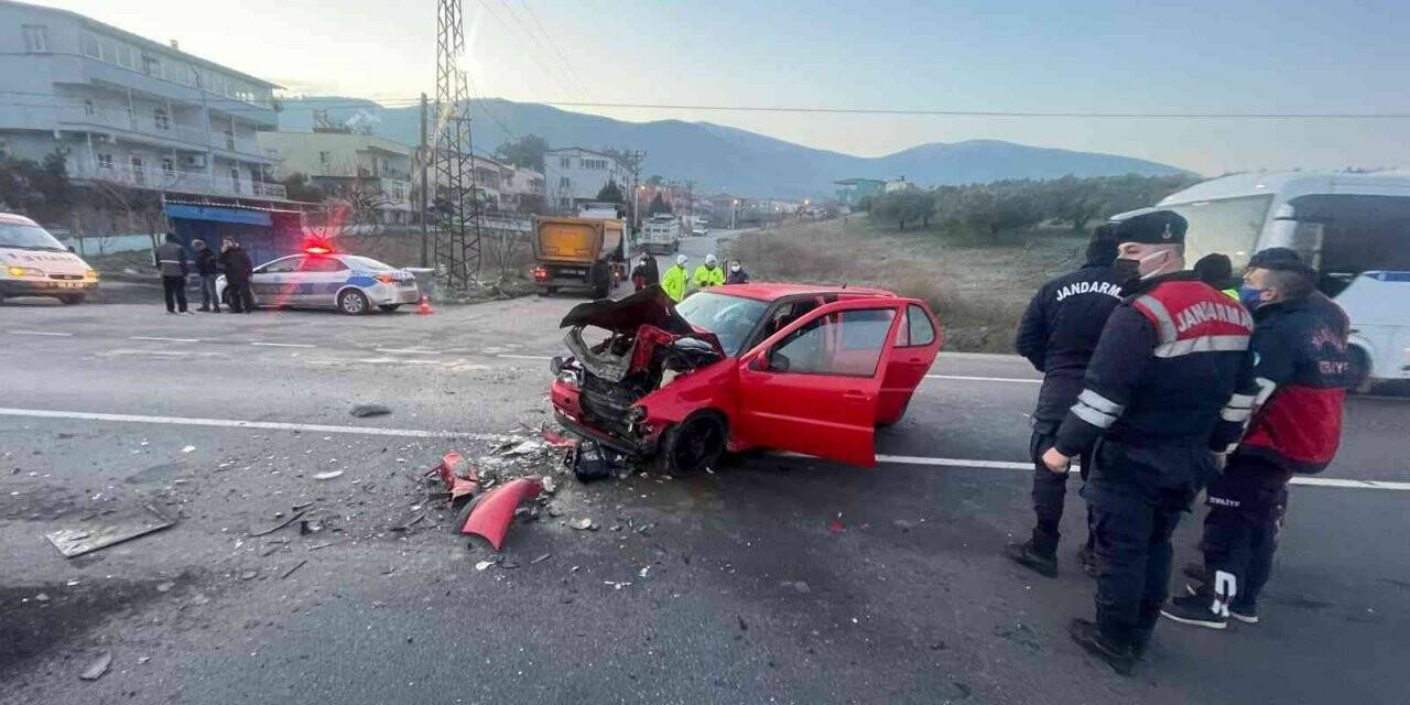 Otomobil tali yoldan çıkan tıra çarptı: 1 ölü