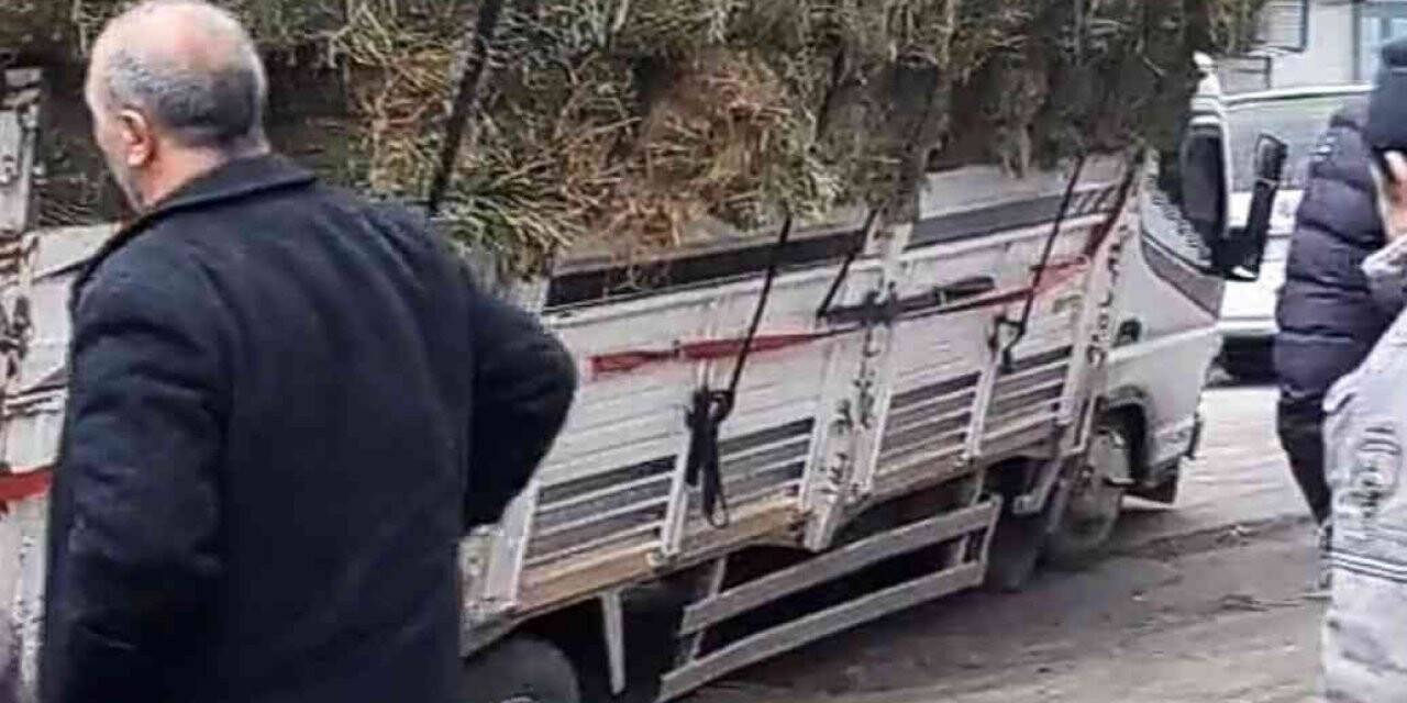 Yol çöktü, ot yüklü kamyon çukura saplandı