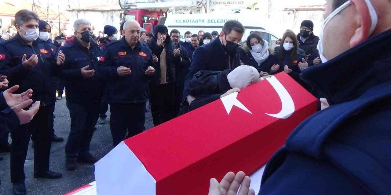 Kütahya’da 189 günlük yaşam savaşını kaybeden itfaiye eri son yolculuğuna uğurlandı