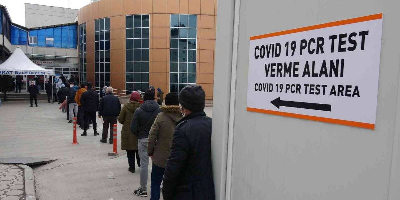 Tokat’ta Covid-19 test kuyruğu