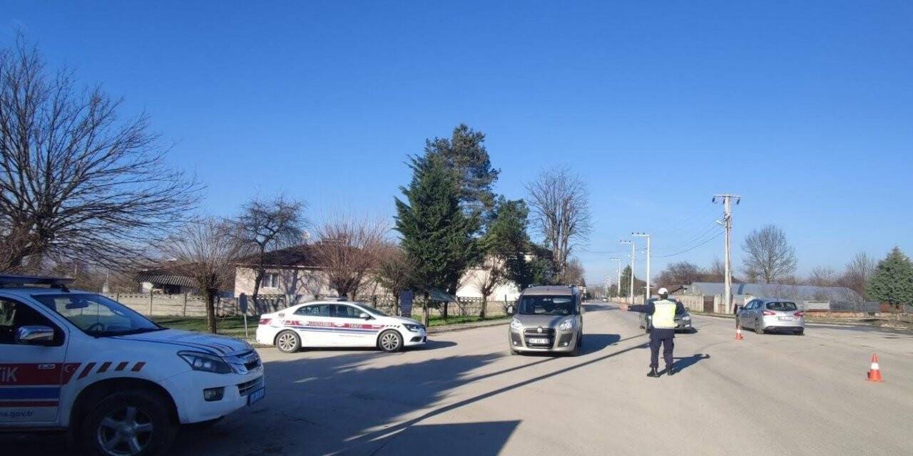 Hızlı sürücüler jandarma ekiplerine takıldı