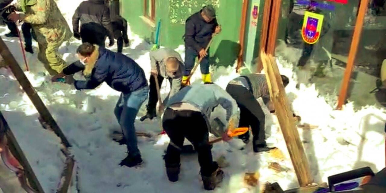 Saklıkent’teki çatı çöktü: 8 yaralı