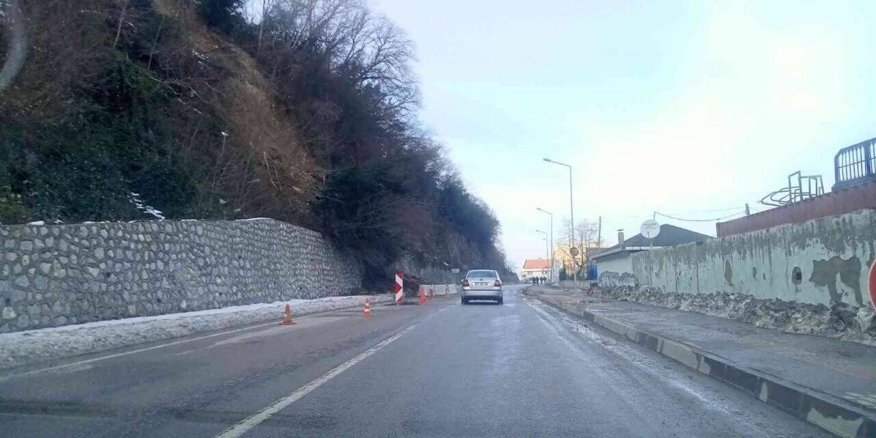 Kastamonu’da eriyen kar heyelana sebep oldu