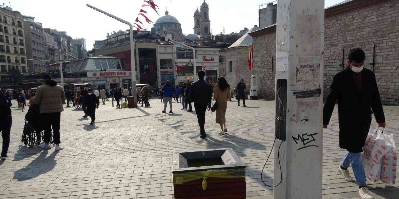 Taksim’de kapaksız ve kabloları açıkta olan elektrik direği tehlike saçıyor