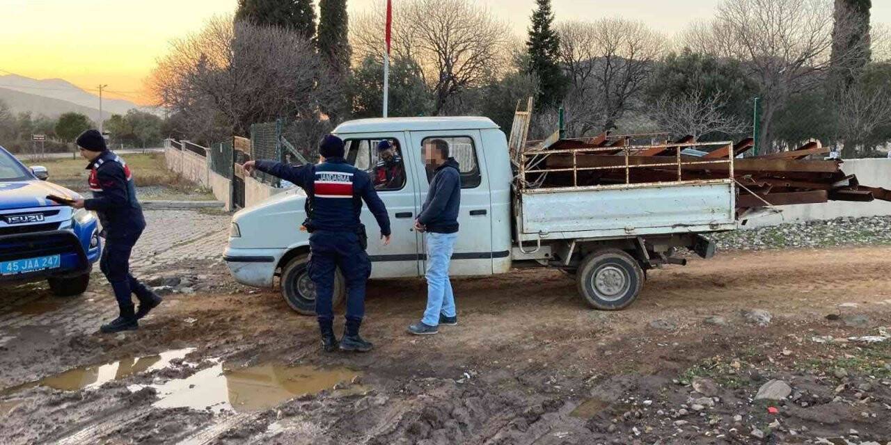 2 ton ağırlığındaki demir kantarı çalmak isterken yakalandılar