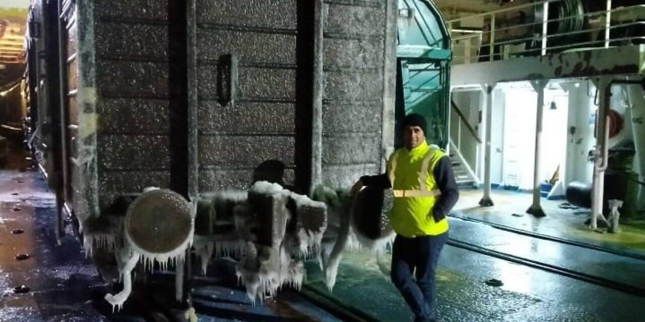 Feribottaki tren vagonları buzla kaplandı