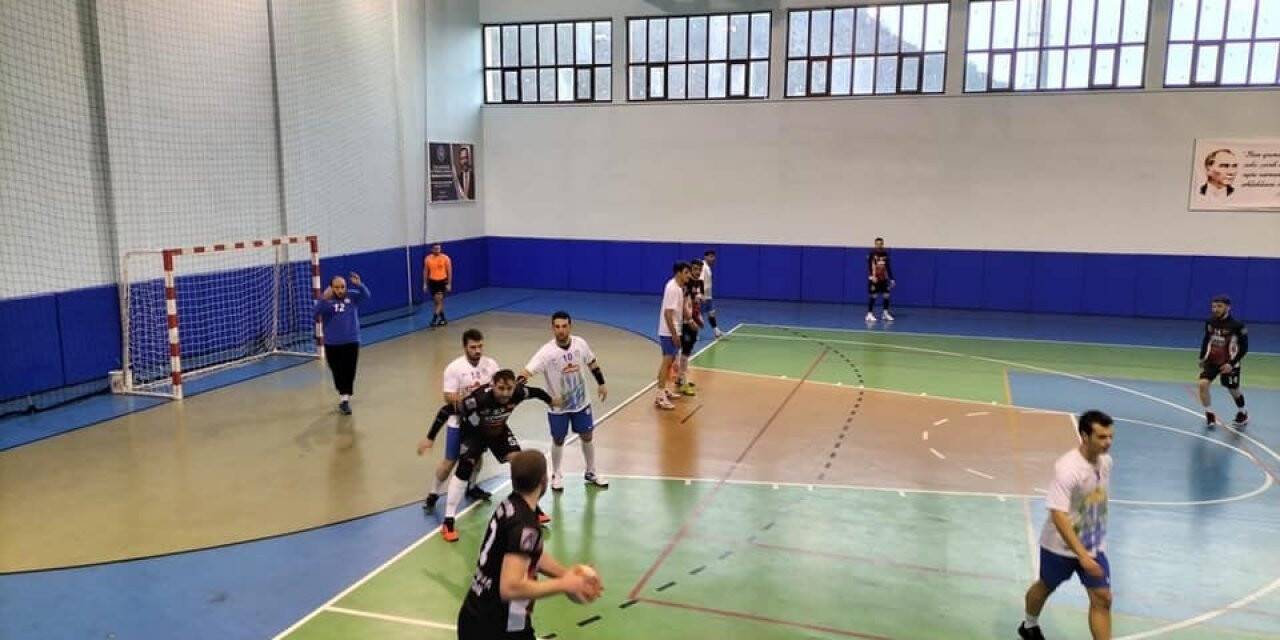 Hentbol maçının ardından oyuncular birbirine girdi