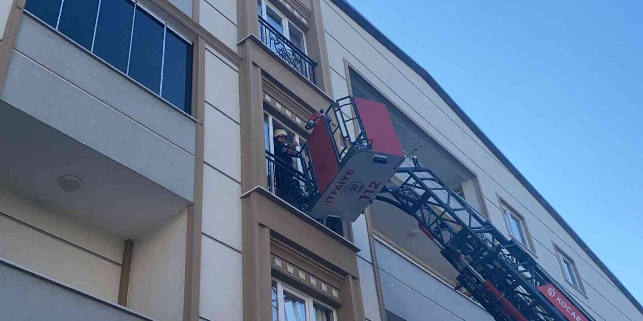 Kapıyı açamayan yaşlı kadın için camdan içeri girdiler