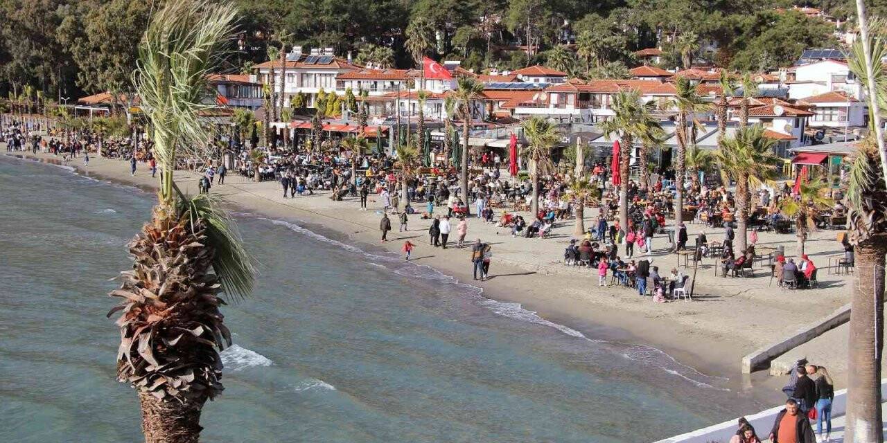 Sahilde adım atacak yer kalmadı