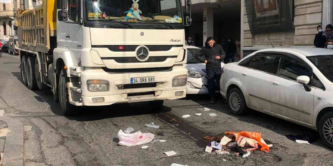 Beyoğlu’nda hafriyat kamyonunun çarptığı kişinin bacağı ezildi