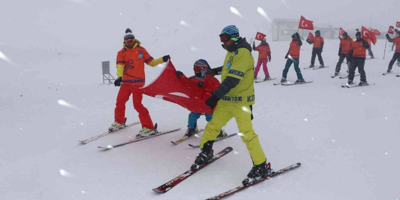 Keltepe Kayak Merkezi tatilin son gününde ziyaretçi akınına uğradı