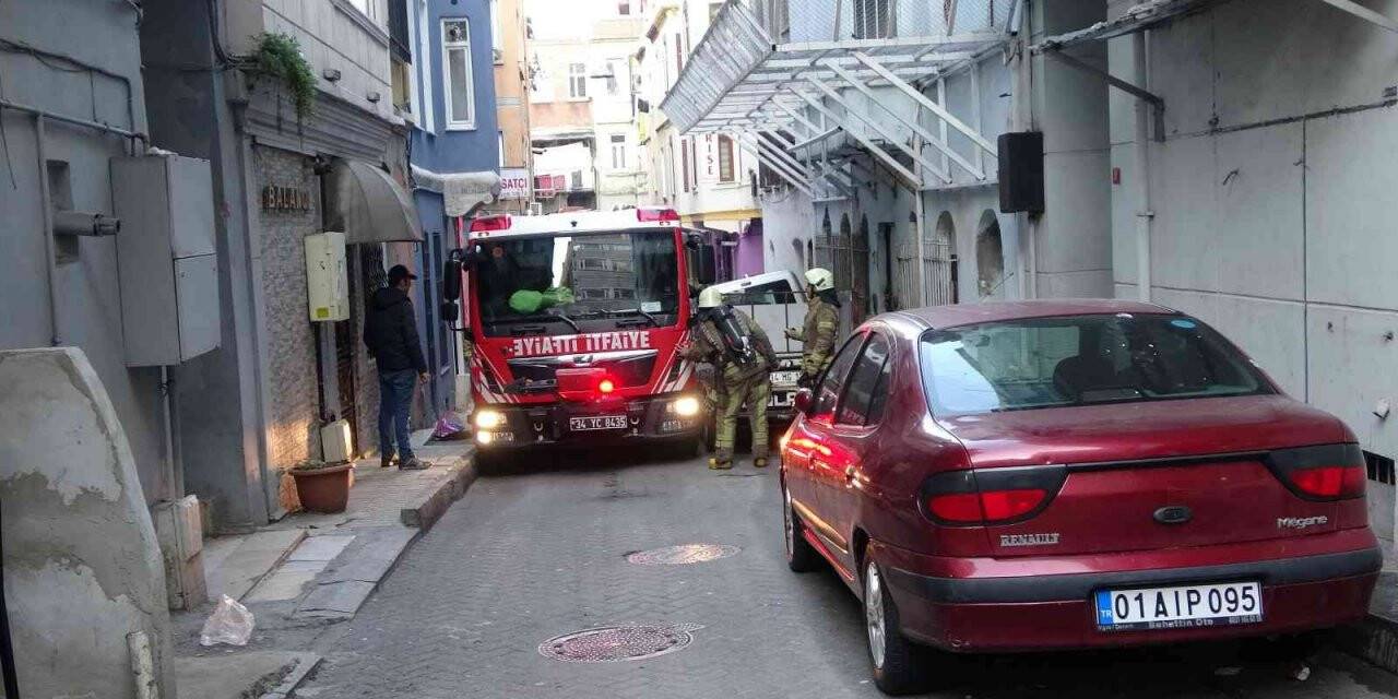 Beyoğlu’nda metruk binada korkutan yangın