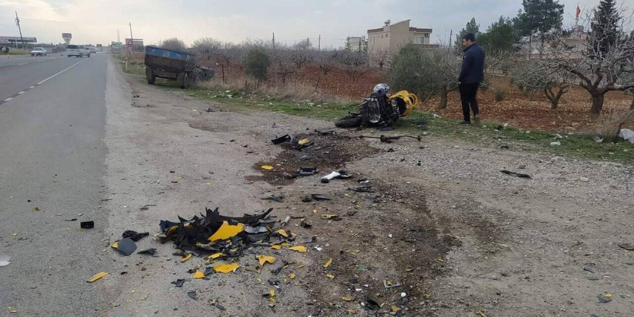 Motosikletin traktöre çarptığı feci kaza güvenlik kamerasında