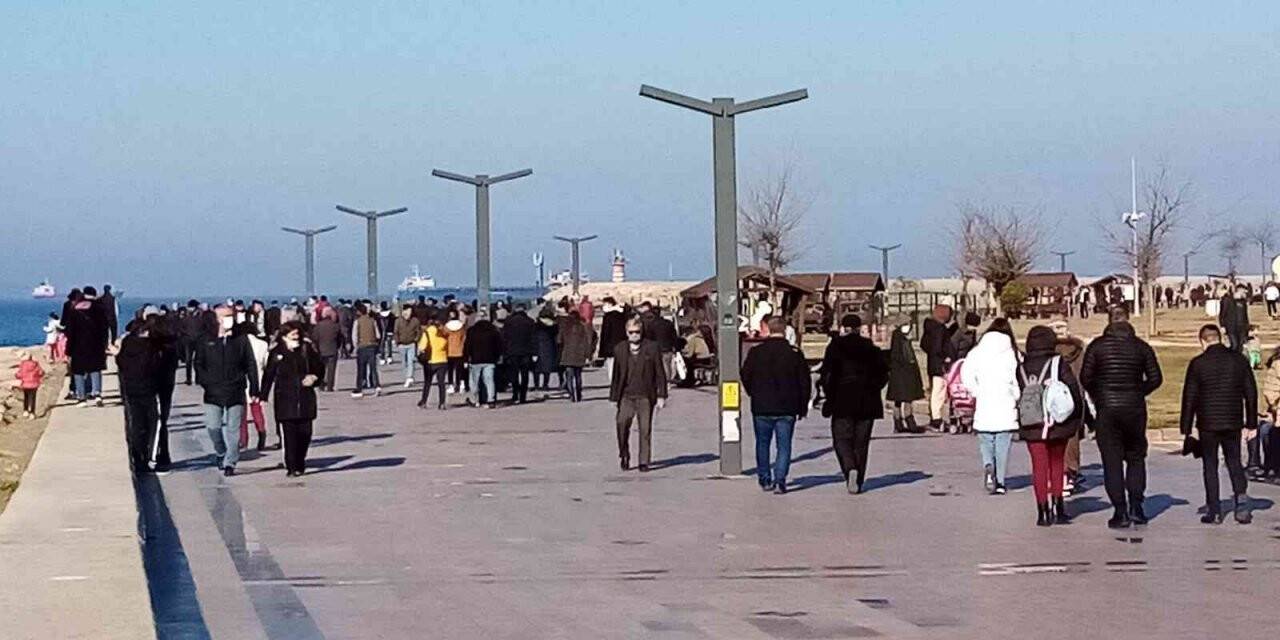 Bandırma’da güneşli havadada  vatandaş sahile akın etti.