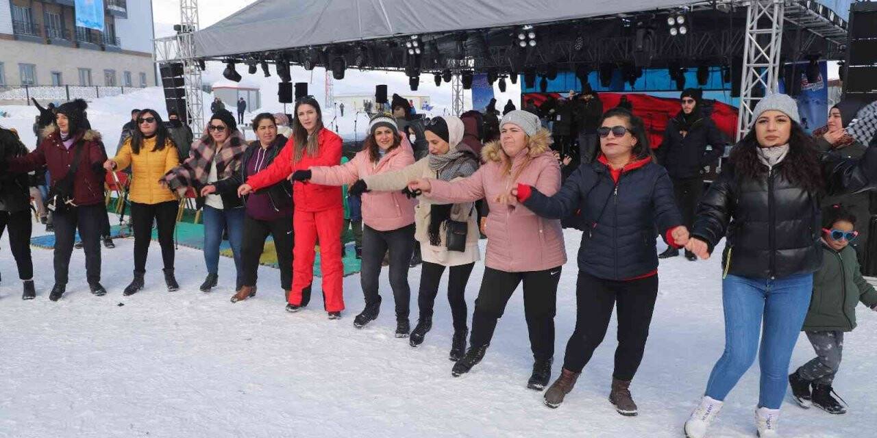 Hakkari 4. kar festivali halaylarla son buldu