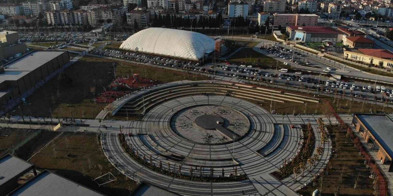 Güneşli havayı görenler parklara akın ettiler