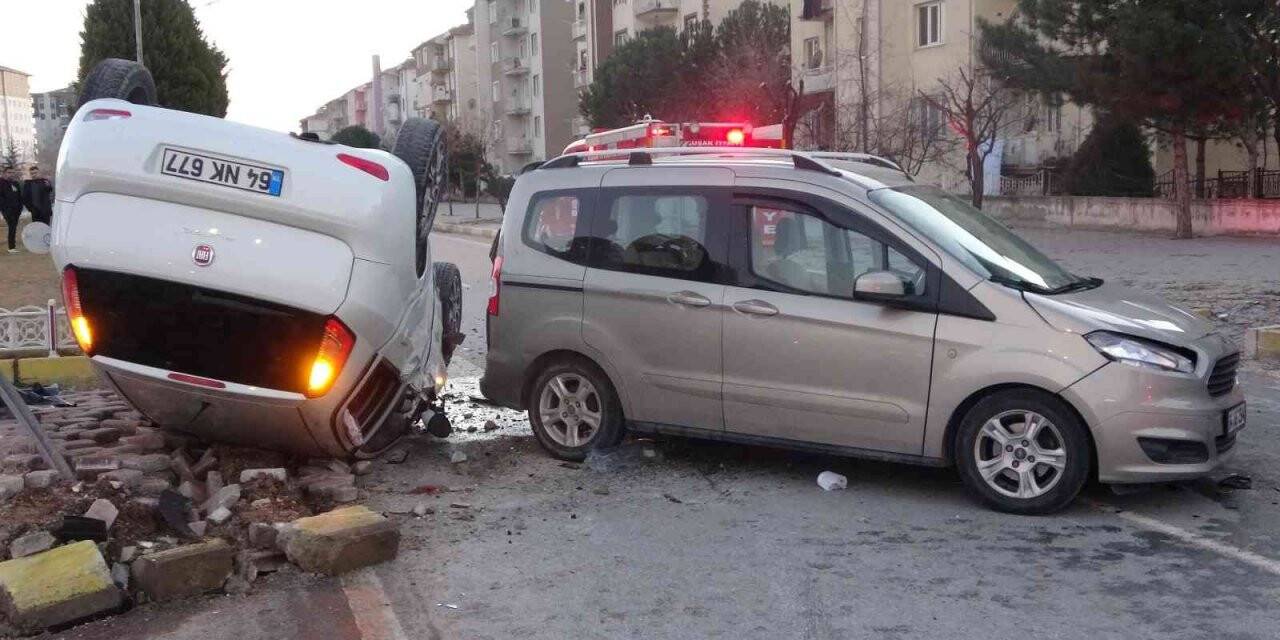Hafif ticari aracın çarptığı otomobil takla attı: 7 yaralı