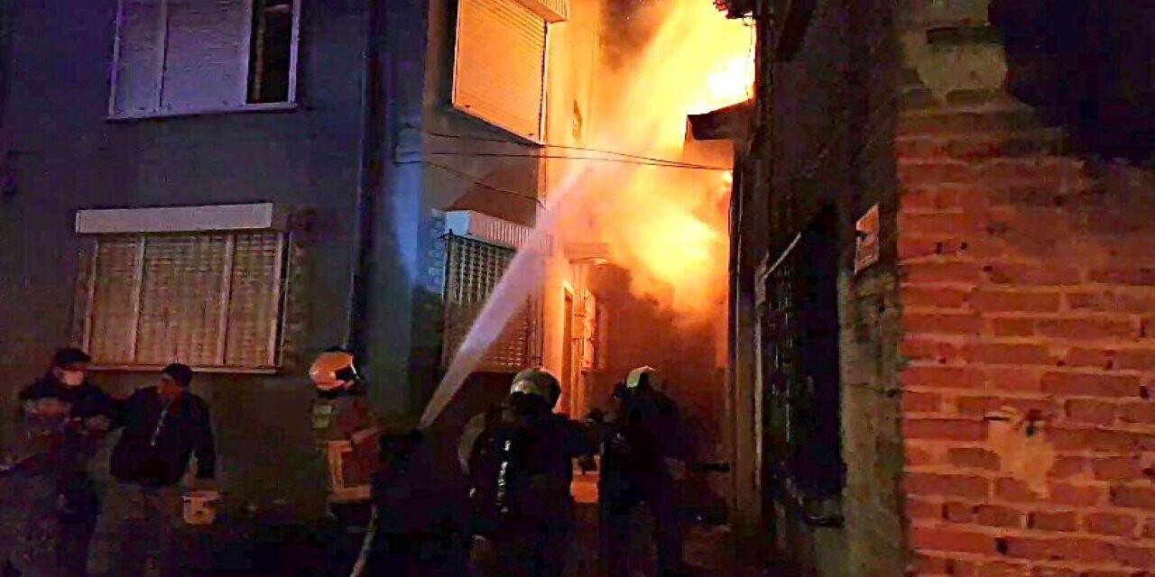 Yaşlı çift canlarını yangında zor kurtardı