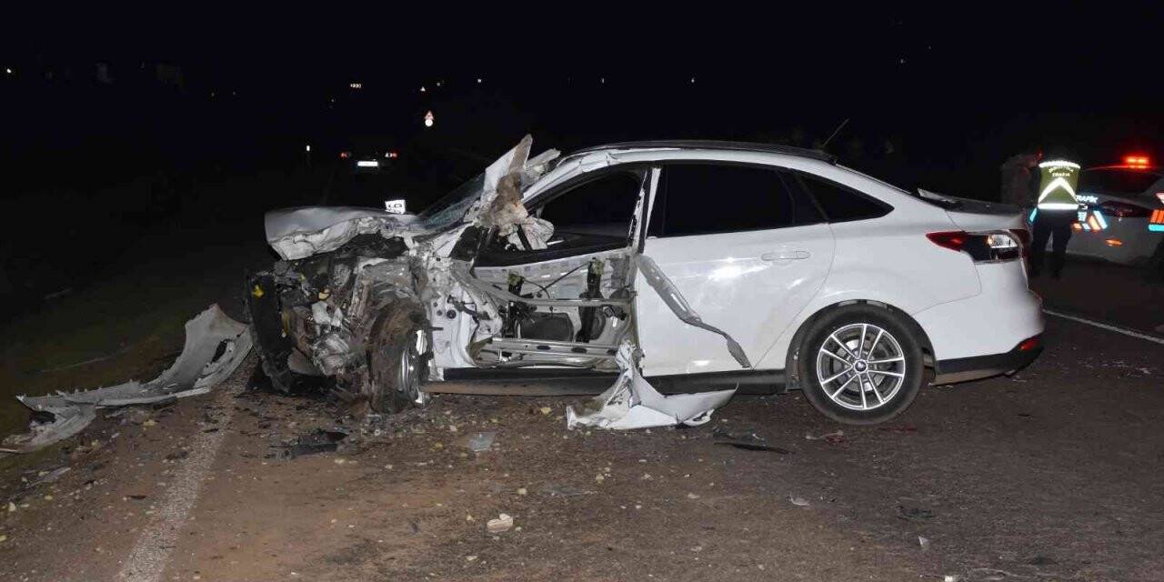 Şanlıurfa’da yolcu minibüsü ile otomobil kafa kafaya çarpıştı: 13 yaralı