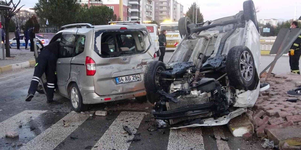 7 kişinin yaralandığı kaza güvenlik kamerasına yansıdı