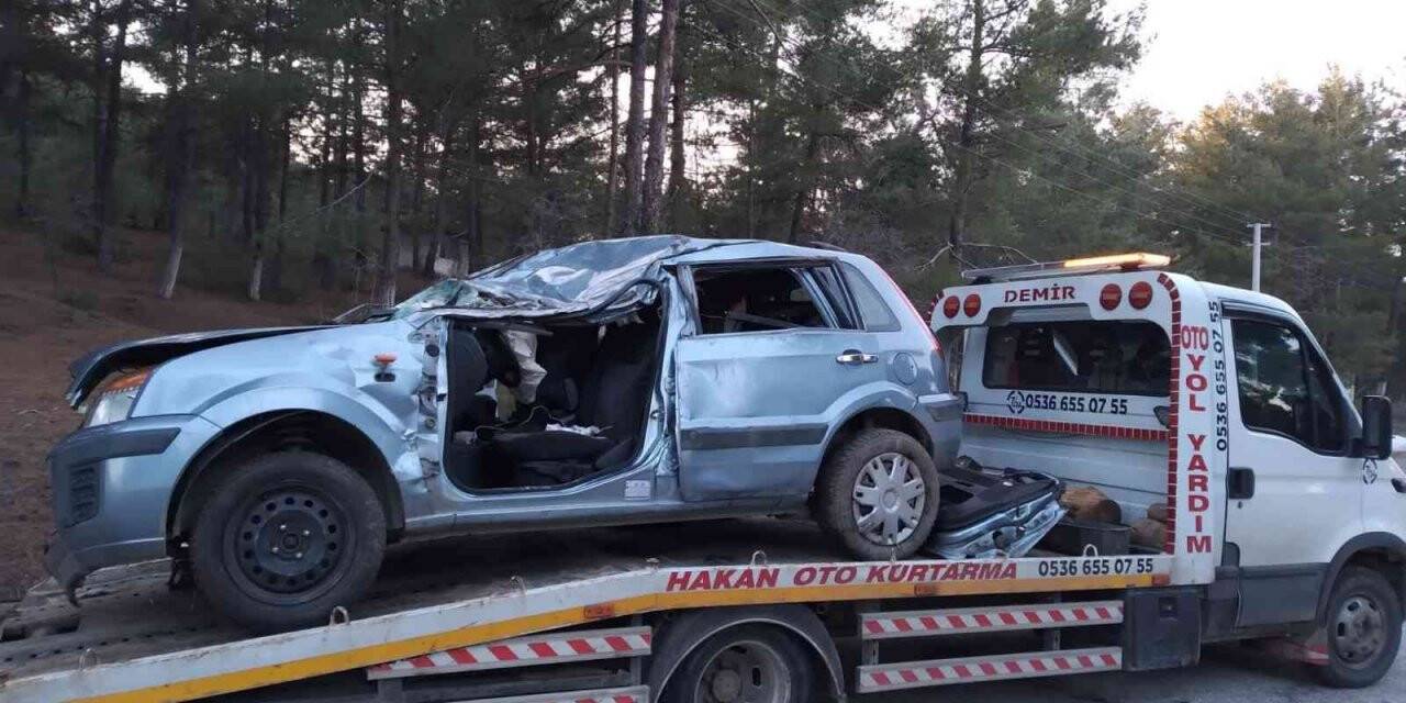 Taklalar atarak ters dönen otomobildeki 2 kişi hayatını kaybetti