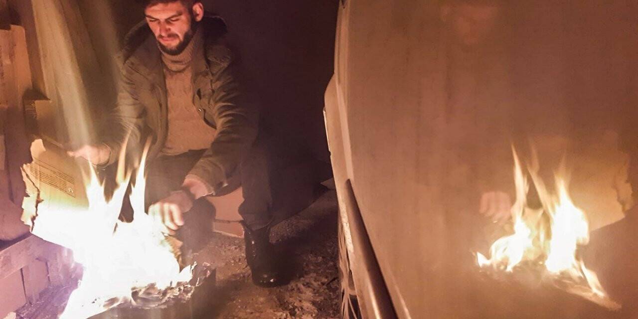 Dondurucu soğuklardan aracını korumak için tenekede ateş yakıyor