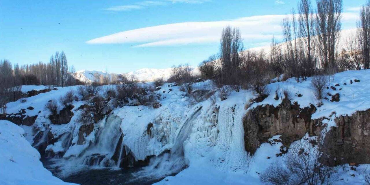Donan şelalenin eşsiz güzelliği büyülüyor