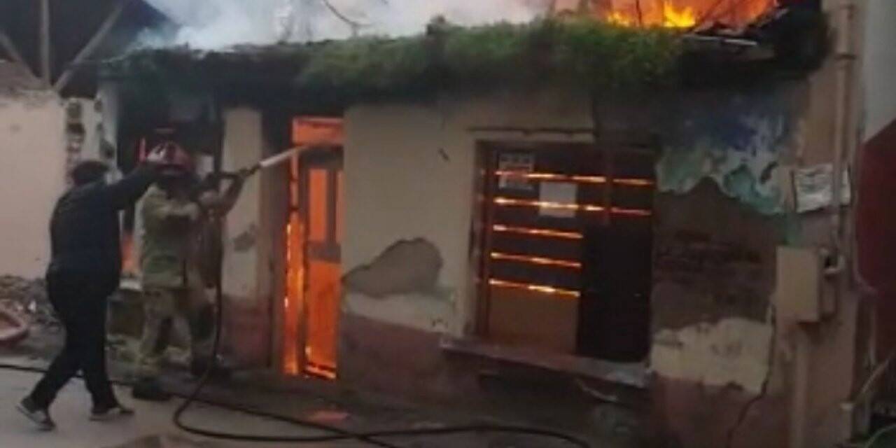 Bursa’da tek katlı ev alevlere teslim oldu