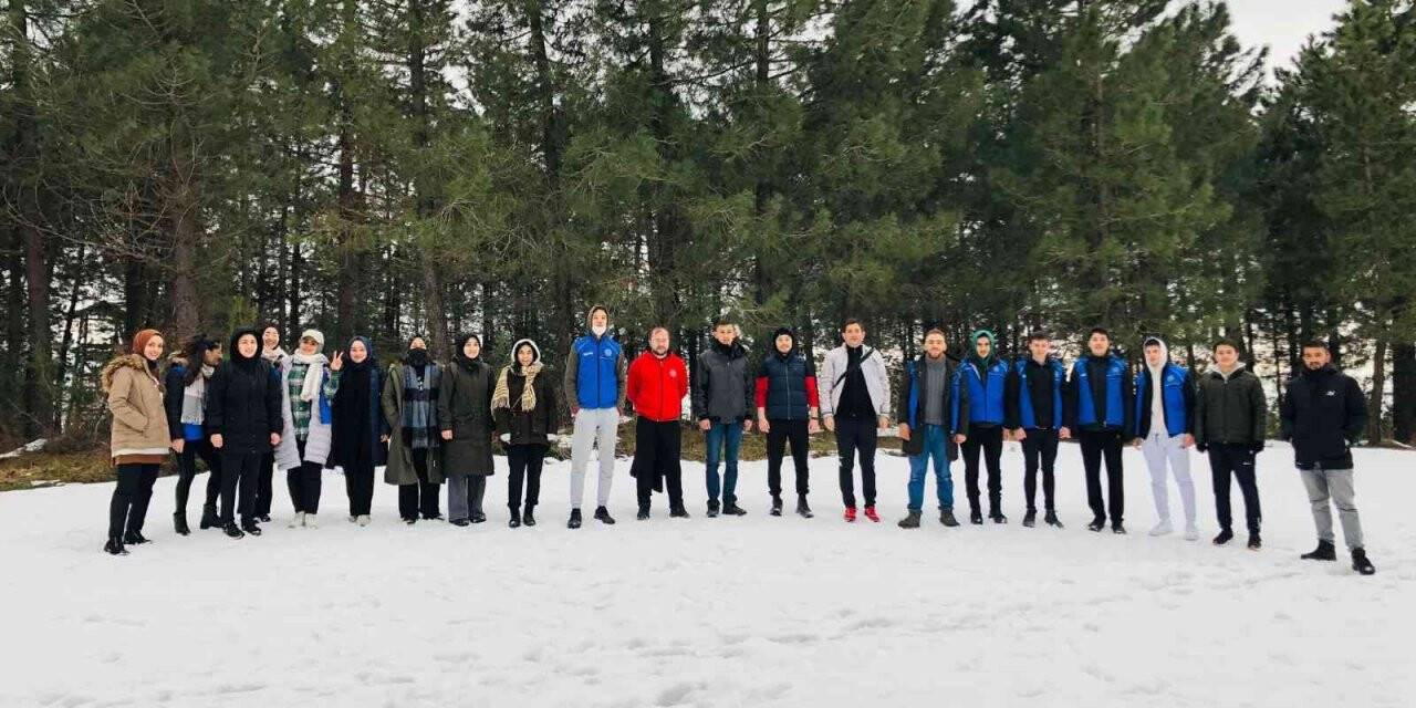 Düzce’de gençler doğal parkurda yürüyüş yaptı
