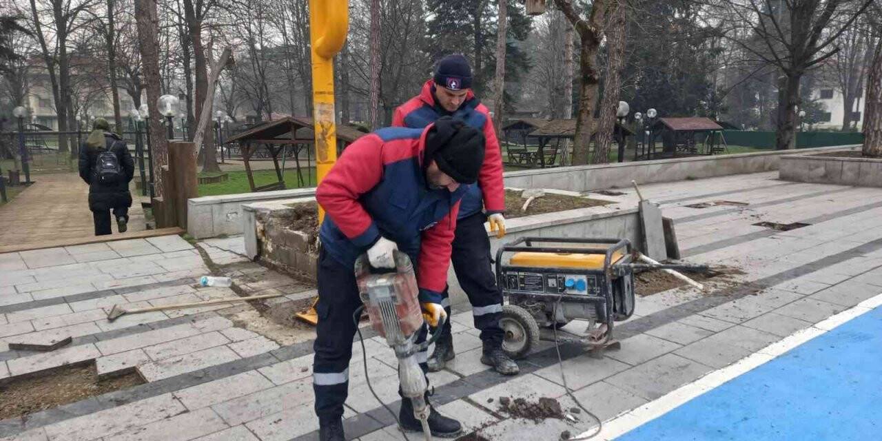 Karda bozulan yollar tamir ediliyor
