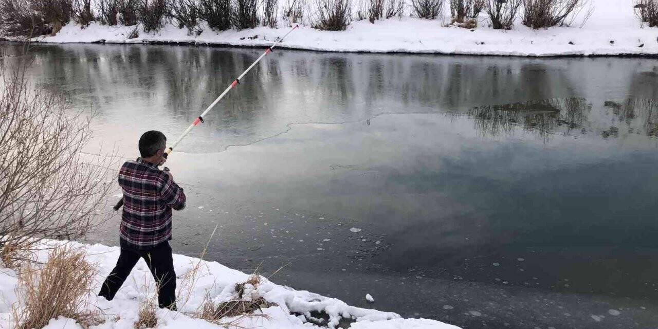 Kars’ta eksi 13 derece soğukta balık avı