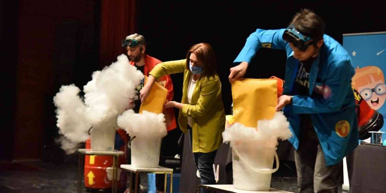 Bilim şenliğine katılan çocuklar hem eğlendi hem öğrendi