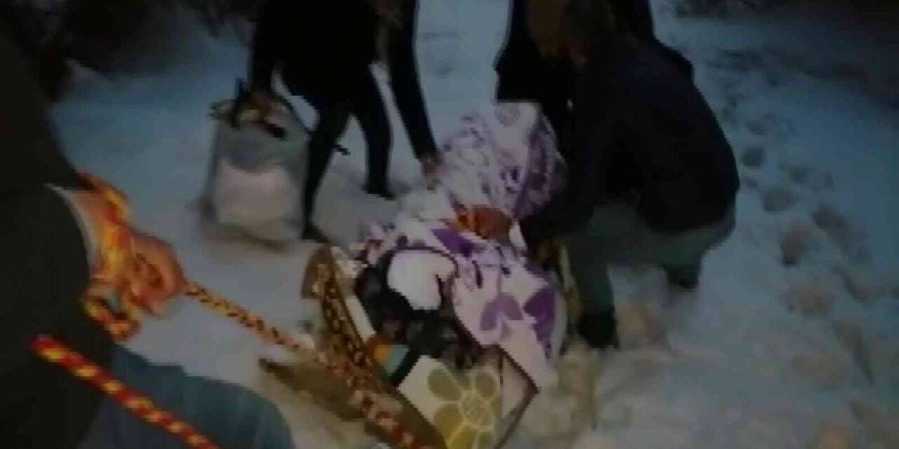 Hastayı tahta kızak ile ambulansa ulaştırdılar