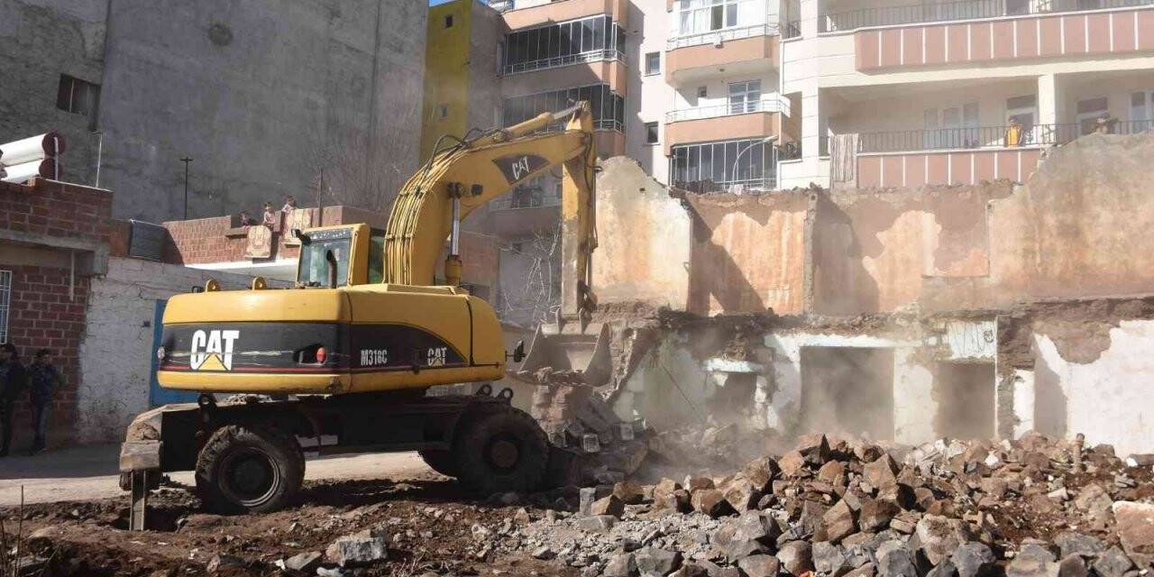 Siverek’te bağımlıların mesken tuttuğu metruk evler yıkılıyor