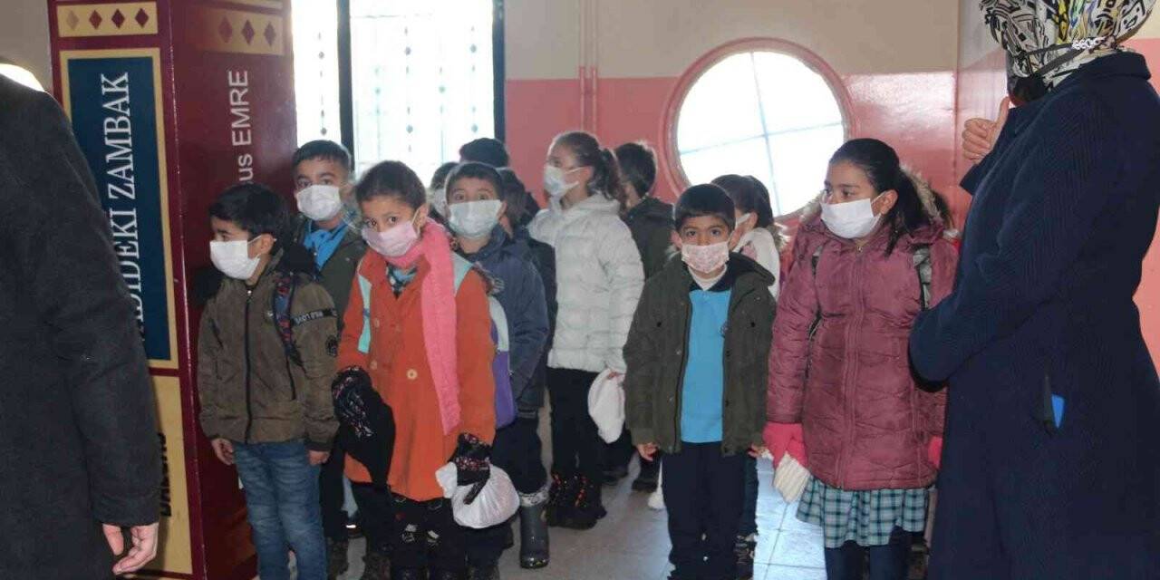 Tatvan’da yarıyıl tatilinin ardından okullar yeniden açıldı