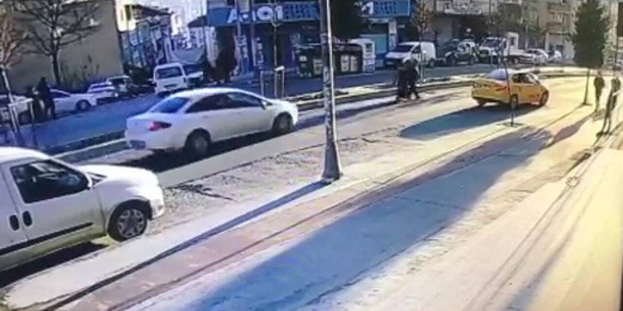 Yoldan karşıya geçmek isteyen çifte araba çarptı; o anlar kameraya yansıdı
