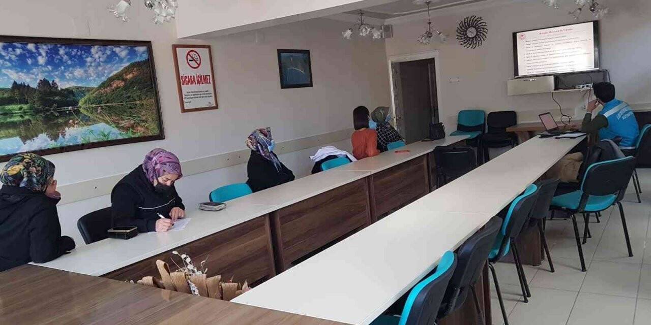 Şaphane’de okullarda gıda alanında çalışan personele hijyen eğitimi