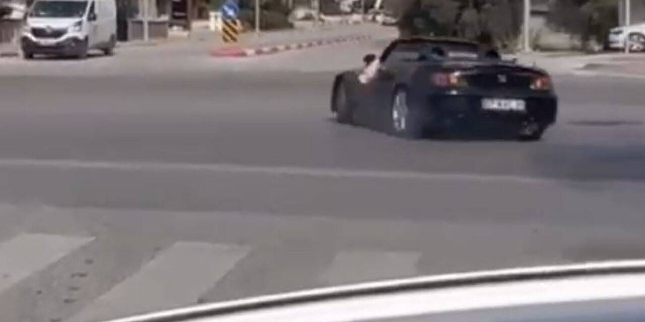 Düğün konvoyunda üstü açık spor arabası yaptığı yürekleri ağızlara getirdi