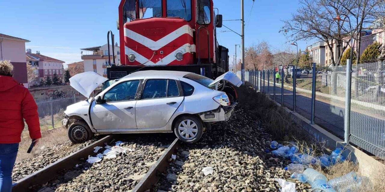 Ankara’nın Polatlı ilçesinde hemzemin geçitten geçmeye çalışan bir otomobile yük treni çarptı. İlk belirlemelere göre, yaklaşık 300 metre sürüklenen araçta bulunan 3 kişiden 1’i hayatını kaybetti, 2 kişi ise yaralandı.
